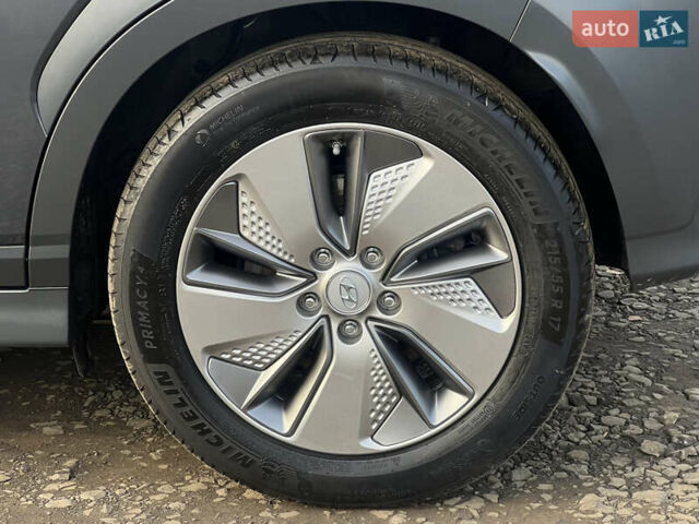 Серый Хендай Kona Electric, объемом двигателя 0 л и пробегом 72 тыс. км за 20154 $, фото 22 на Automoto.ua