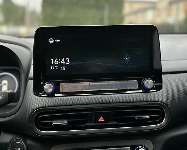 Серый Хендай Kona Electric, объемом двигателя 0 л и пробегом 63 тыс. км за 18450 $, фото 24 на Automoto.ua