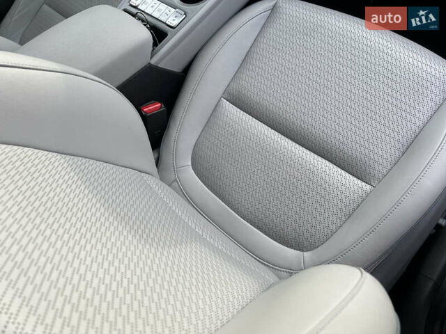 Серый Хендай Kona Electric, объемом двигателя 0 л и пробегом 72 тыс. км за 20154 $, фото 48 на Automoto.ua