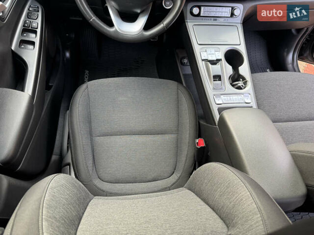 Серый Хендай Kona Electric, объемом двигателя 0 л и пробегом 77 тыс. км за 15999 $, фото 29 на Automoto.ua