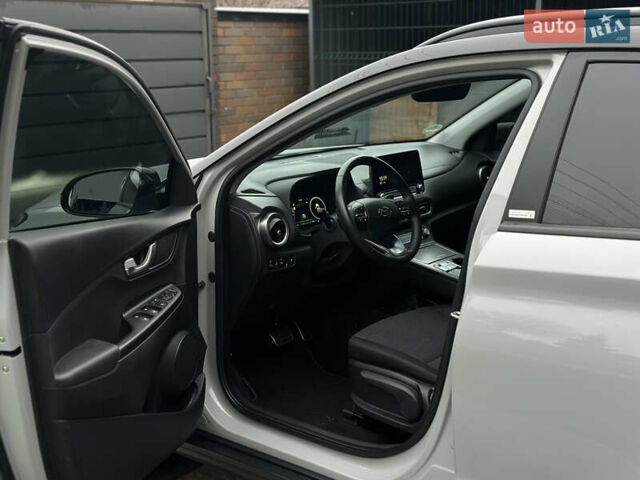 Серый Хендай Kona Electric, объемом двигателя 0 л и пробегом 63 тыс. км за 17900 $, фото 15 на Automoto.ua