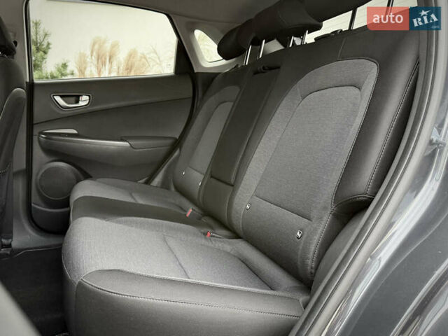 Серый Хендай Kona Electric, объемом двигателя 0 л и пробегом 87 тыс. км за 19552 $, фото 70 на Automoto.ua