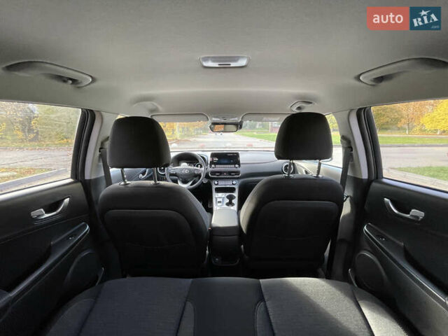 Серый Хендай Kona Electric, объемом двигателя 0 л и пробегом 48 тыс. км за 17390 $, фото 34 на Automoto.ua