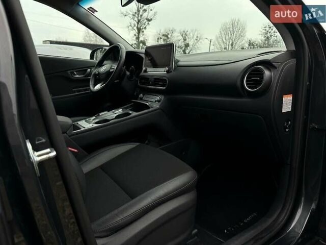 Серый Хендай Kona Electric, объемом двигателя 0 л и пробегом 65 тыс. км за 19900 $, фото 88 на Automoto.ua