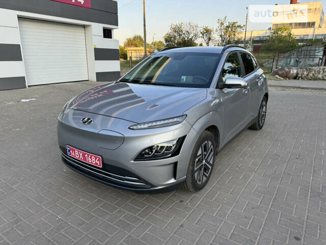 Серый Хендай Kona Electric, объемом двигателя 0 л и пробегом 9 тыс. км за 23900 $, фото 2 на Automoto.ua