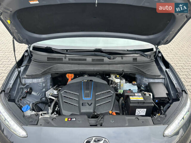 Сірий Хендай Kona Electric, об'ємом двигуна 0 л та пробігом 52 тис. км за 16450 $, фото 78 на Automoto.ua