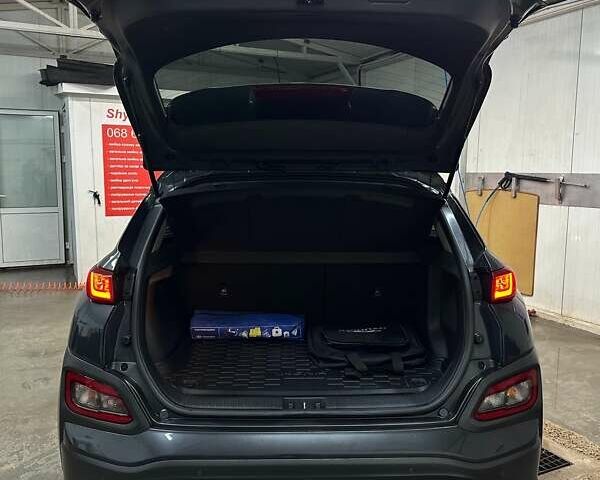 Серый Хендай Kona Electric, объемом двигателя 0 л и пробегом 65 тыс. км за 19900 $, фото 73 на Automoto.ua