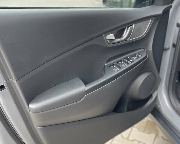 Серый Хендай Kona Electric, объемом двигателя 0 л и пробегом 47 тыс. км за 15950 $, фото 12 на Automoto.ua
