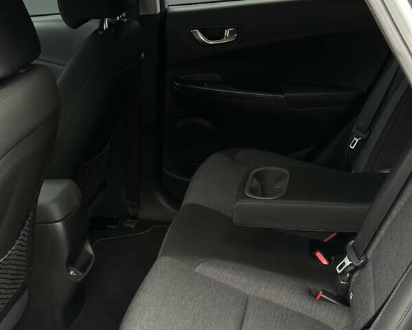 Серый Хендай Kona Electric, объемом двигателя 0 л и пробегом 63 тыс. км за 18450 $, фото 34 на Automoto.ua