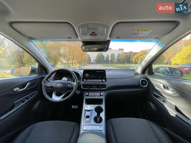 Серый Хендай Kona Electric, объемом двигателя 0 л и пробегом 48 тыс. км за 17390 $, фото 24 на Automoto.ua