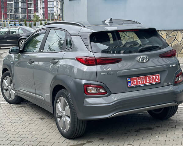 Серый Хендай Kona Electric, объемом двигателя 0 л и пробегом 47 тыс. км за 15950 $, фото 4 на Automoto.ua
