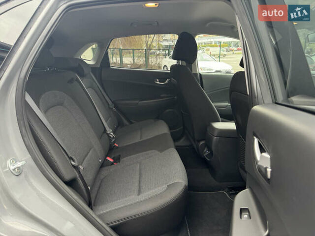 Серый Хендай Kona Electric, объемом двигателя 0 л и пробегом 65 тыс. км за 17999 $, фото 3 на Automoto.ua