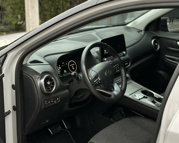 Серый Хендай Kona Electric, объемом двигателя 0 л и пробегом 63 тыс. км за 18450 $, фото 17 на Automoto.ua