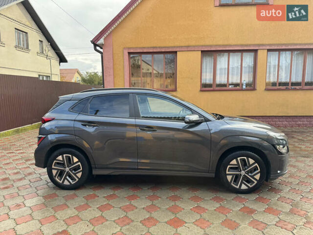 Серый Хендай Kona Electric, объемом двигателя 0 л и пробегом 77 тыс. км за 15999 $, фото 4 на Automoto.ua