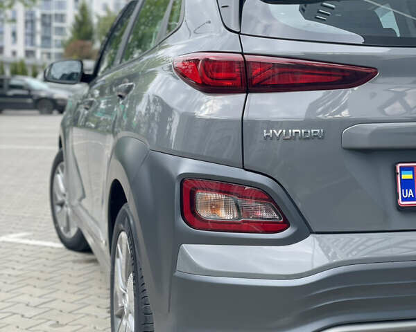 Серый Хендай Kona Electric, объемом двигателя 0 л и пробегом 47 тыс. км за 15950 $, фото 5 на Automoto.ua