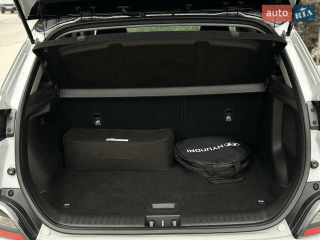 Серый Хендай Kona Electric, объемом двигателя 0 л и пробегом 63 тыс. км за 18450 $, фото 38 на Automoto.ua