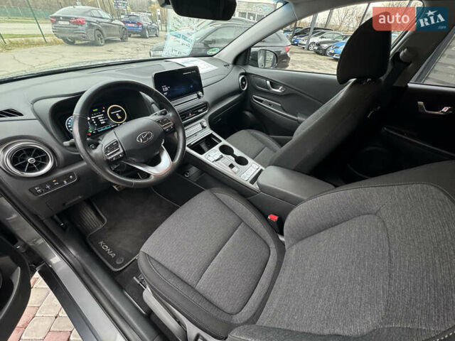 Серый Хендай Kona Electric, объемом двигателя 0 л и пробегом 65 тыс. км за 17999 $, фото 23 на Automoto.ua
