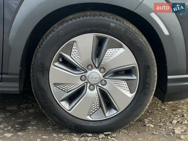 Серый Хендай Kona Electric, объемом двигателя 0 л и пробегом 72 тыс. км за 20154 $, фото 20 на Automoto.ua