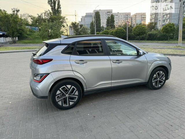 Серый Хендай Kona Electric, объемом двигателя 0 л и пробегом 9 тыс. км за 23900 $, фото 7 на Automoto.ua