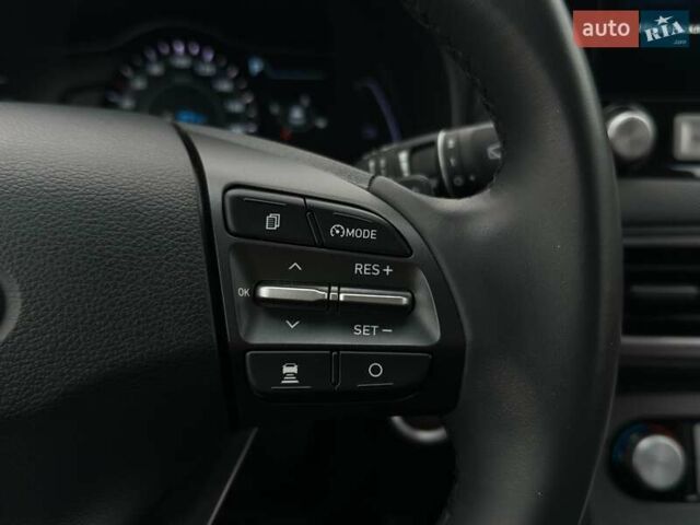 Серый Хендай Kona Electric, объемом двигателя 0 л и пробегом 65 тыс. км за 19900 $, фото 9 на Automoto.ua