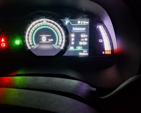 Серый Хендай Kona Electric, объемом двигателя 0 л и пробегом 45 тыс. км за 15999 $, фото 1 на Automoto.ua