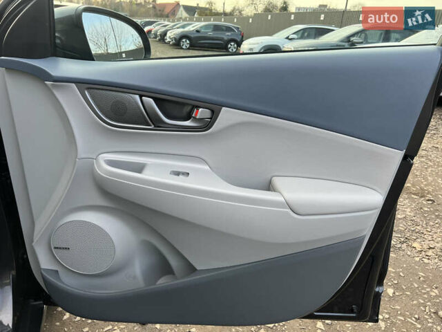 Серый Хендай Kona Electric, объемом двигателя 0 л и пробегом 72 тыс. км за 20154 $, фото 50 на Automoto.ua