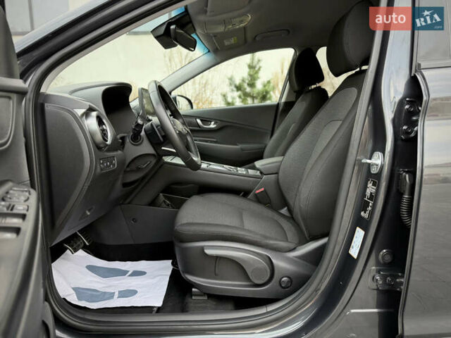 Серый Хендай Kona Electric, объемом двигателя 0 л и пробегом 87 тыс. км за 19552 $, фото 66 на Automoto.ua