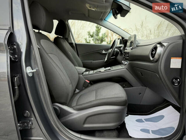 Серый Хендай Kona Electric, объемом двигателя 0 л и пробегом 87 тыс. км за 19552 $, фото 71 на Automoto.ua