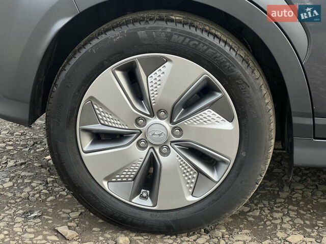 Серый Хендай Kona Electric, объемом двигателя 0 л и пробегом 72 тыс. км за 20154 $, фото 21 на Automoto.ua