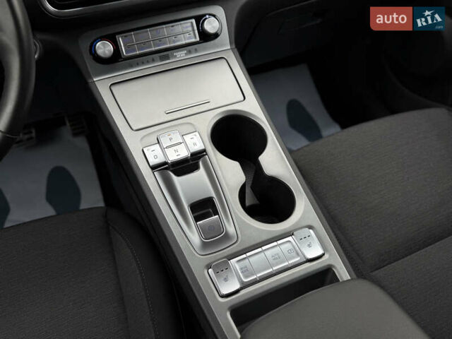 Серый Хендай Kona Electric, объемом двигателя 0 л и пробегом 87 тыс. км за 19552 $, фото 61 на Automoto.ua