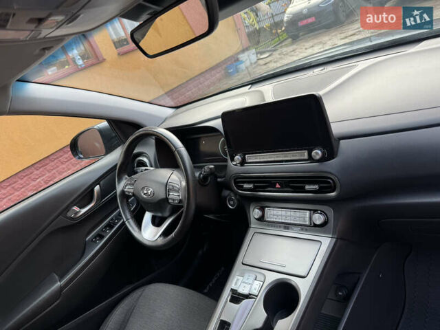 Серый Хендай Kona Electric, объемом двигателя 0 л и пробегом 77 тыс. км за 15999 $, фото 37 на Automoto.ua