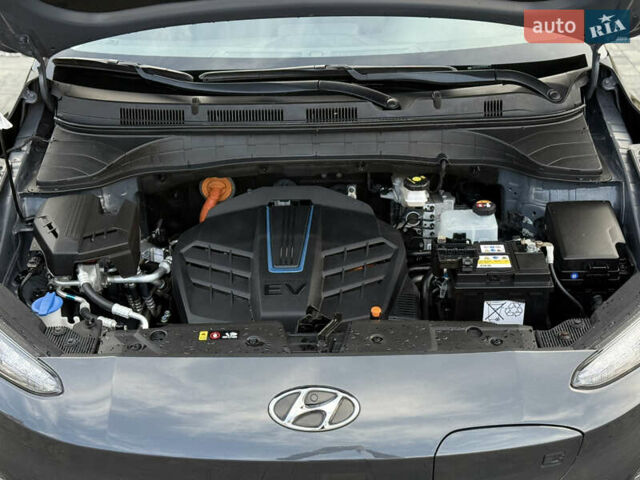 Серый Хендай Kona Electric, объемом двигателя 0 л и пробегом 87 тыс. км за 19552 $, фото 109 на Automoto.ua