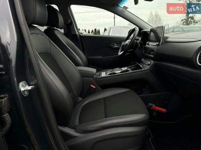 Серый Хендай Kona Electric, объемом двигателя 0 л и пробегом 65 тыс. км за 19900 $, фото 86 на Automoto.ua