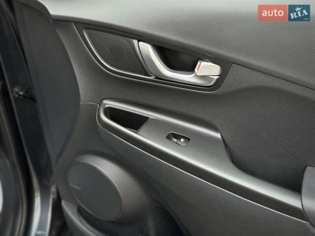 Серый Хендай Kona Electric, объемом двигателя 0 л и пробегом 87 тыс. км за 19552 $, фото 81 на Automoto.ua