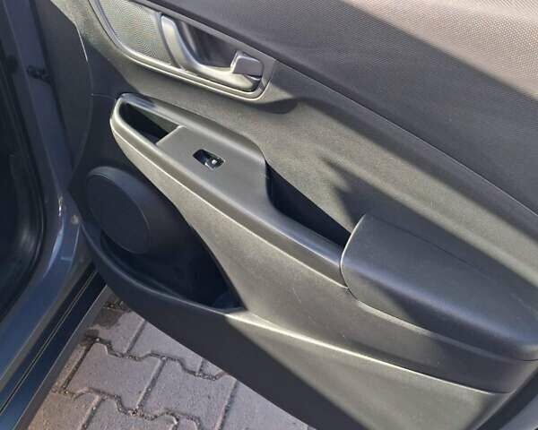 Серый Хендай Kona Electric, объемом двигателя 0 л и пробегом 45 тыс. км за 15999 $, фото 31 на Automoto.ua