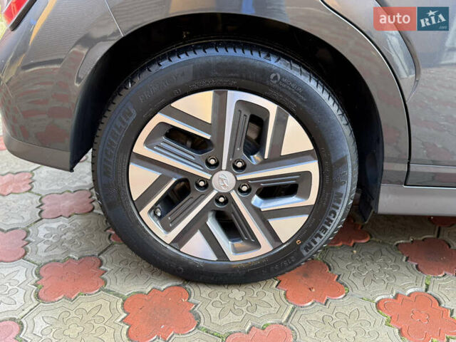 Серый Хендай Kona Electric, объемом двигателя 0 л и пробегом 77 тыс. км за 15999 $, фото 65 на Automoto.ua