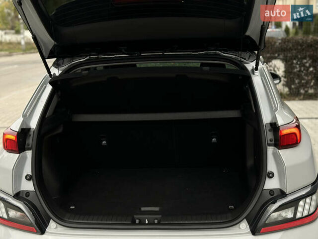 Серый Хендай Kona Electric, объемом двигателя 0 л и пробегом 63 тыс. км за 18450 $, фото 40 на Automoto.ua