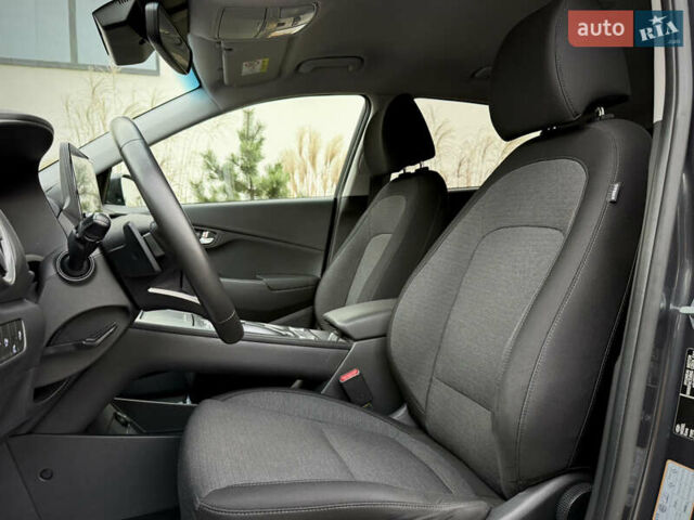 Серый Хендай Kona Electric, объемом двигателя 0 л и пробегом 87 тыс. км за 19552 $, фото 67 на Automoto.ua