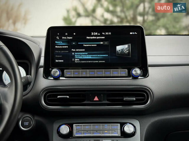 Серый Хендай Kona Electric, объемом двигателя 0 л и пробегом 87 тыс. км за 19552 $, фото 100 на Automoto.ua