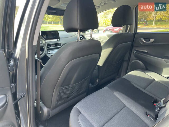 Серый Хендай Kona Electric, объемом двигателя 0 л и пробегом 48 тыс. км за 17390 $, фото 16 на Automoto.ua