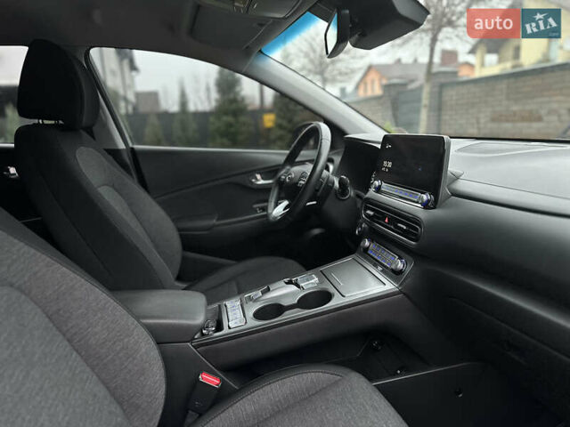 Серый Хендай Kona Electric, объемом двигателя 0 л и пробегом 63 тыс. км за 17900 $, фото 34 на Automoto.ua