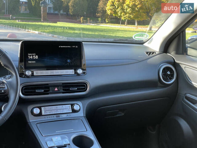 Серый Хендай Kona Electric, объемом двигателя 0 л и пробегом 48 тыс. км за 17390 $, фото 28 на Automoto.ua