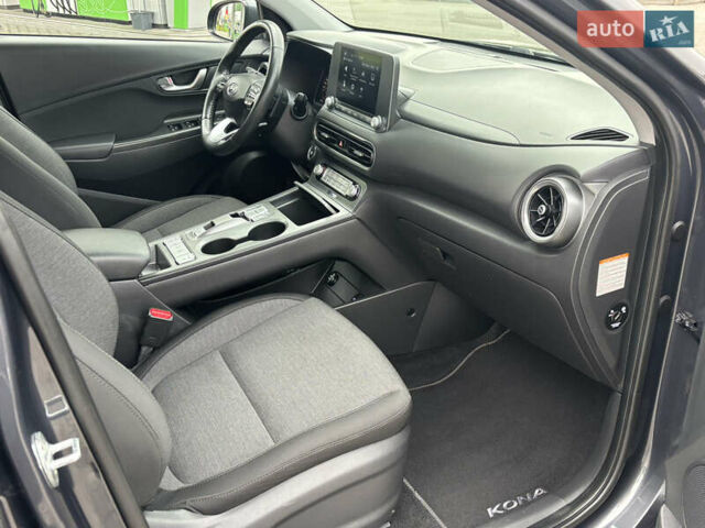 Сірий Хендай Kona Electric, об'ємом двигуна 0 л та пробігом 52 тис. км за 16450 $, фото 64 на Automoto.ua