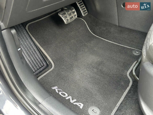 Сірий Хендай Kona Electric, об'ємом двигуна 0 л та пробігом 52 тис. км за 16450 $, фото 45 на Automoto.ua