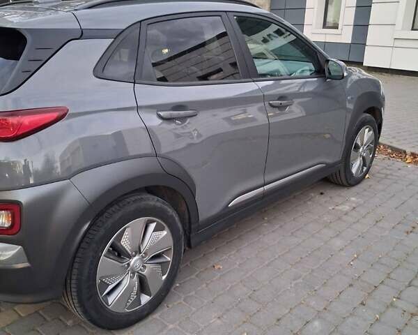 Серый Хендай Kona Electric, объемом двигателя 0 л и пробегом 45 тыс. км за 15999 $, фото 20 на Automoto.ua