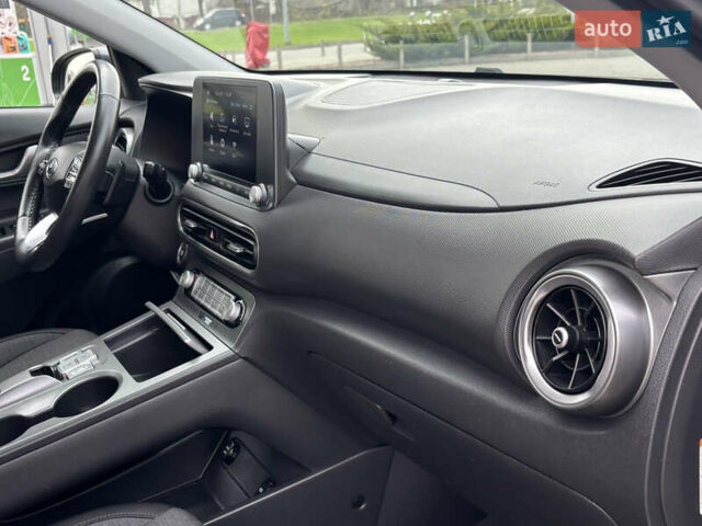 Сірий Хендай Kona Electric, об'ємом двигуна 0 л та пробігом 52 тис. км за 16450 $, фото 68 на Automoto.ua