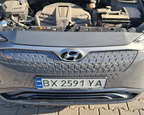 Серый Хендай Kona Electric, объемом двигателя 0 л и пробегом 45 тыс. км за 15999 $, фото 15 на Automoto.ua