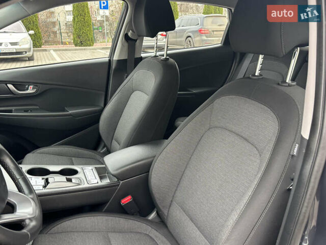 Сірий Хендай Kona Electric, об'ємом двигуна 0 л та пробігом 52 тис. км за 16450 $, фото 29 на Automoto.ua