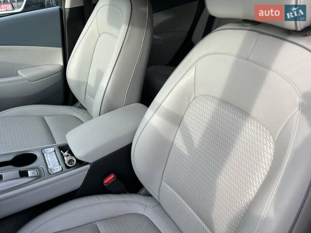 Серый Хендай Kona Electric, объемом двигателя 0 л и пробегом 72 тыс. км за 20154 $, фото 30 на Automoto.ua