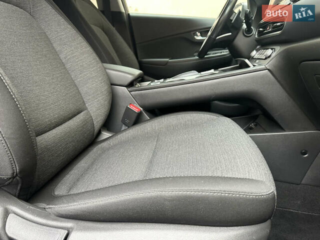 Сірий Хендай Kona Electric, об'ємом двигуна 0 л та пробігом 44 тис. км за 17600 $, фото 17 на Automoto.ua